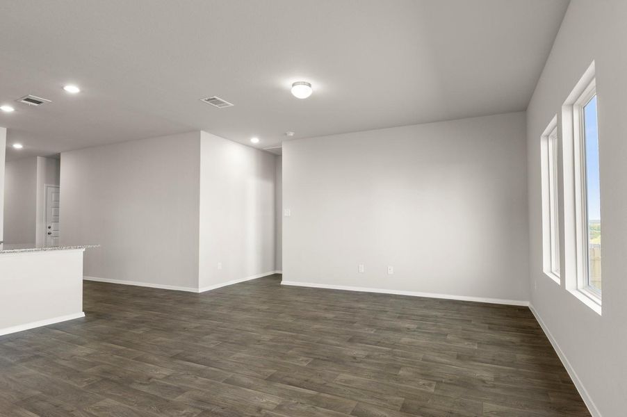Spacious, unfurnished interior of a new home in Cloverleaf, Austin (Image 15).