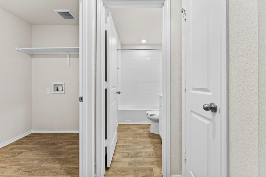 Spacious, unfurnished interior of a new home in Ladera, Luling (Image 24).