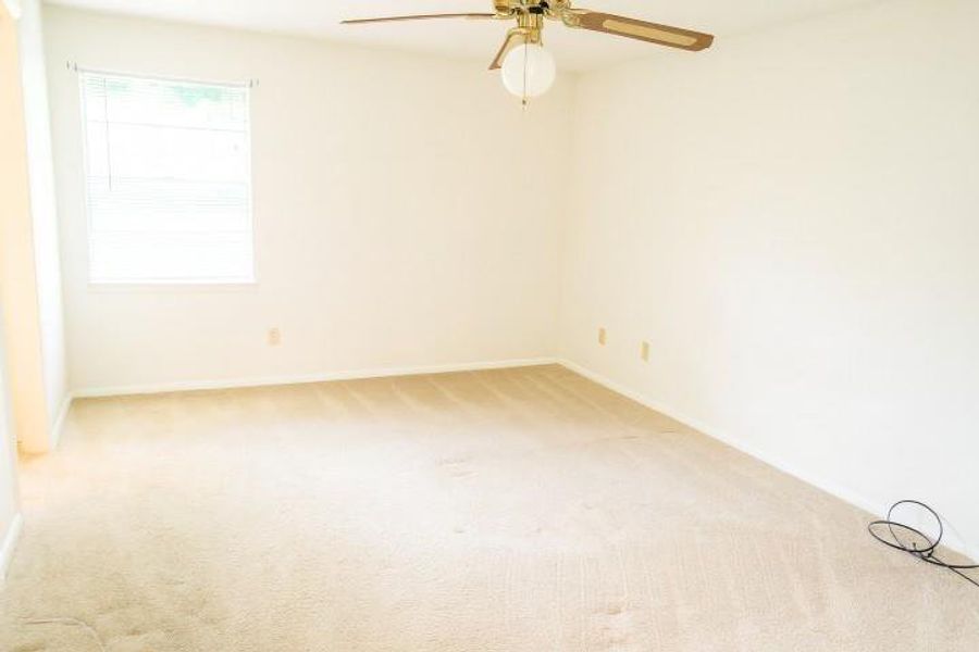 Spacious, unfurnished interior of a new home in , Mineola (Image 15).