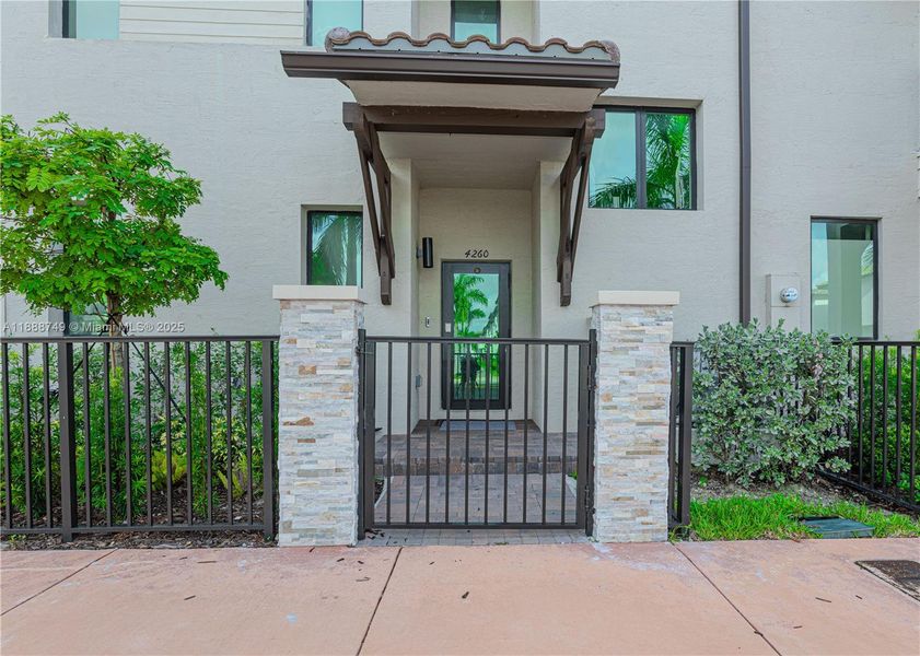 Exterior details and patio area of a home in , Doral (Image 1).