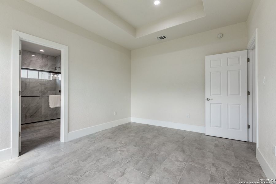 Spacious, unfurnished interior of a new home in , Atascosa (Image 18).