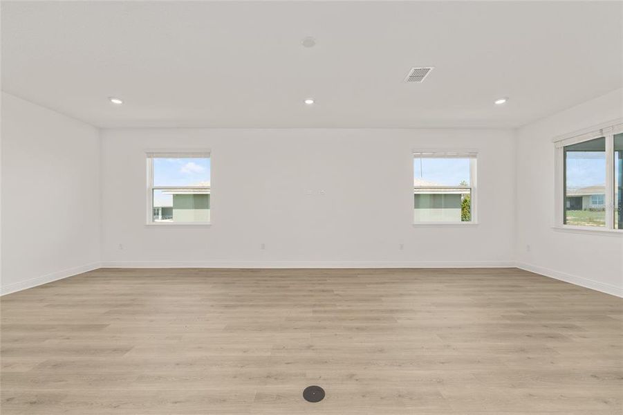 Spacious, unfurnished interior of a new home in , Ocala (Image 28).