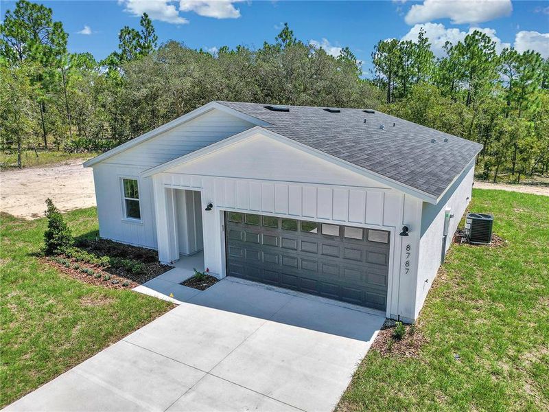 Exterior details and patio area of a home in , Dunnellon (Image 30).