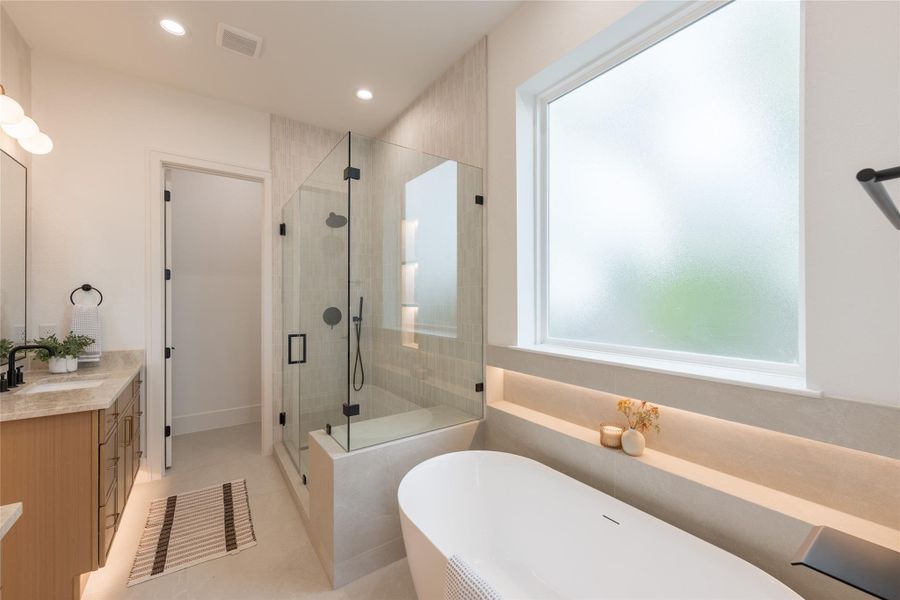 Quiet light, quiet finishes, quiet architecture. The privacy window glows without revealing, the backlit ledge adds warmth at the exact height the eye wants it, and the room is arranged so every element feels like it has room to breathe. Few details, each one pulling its weight.