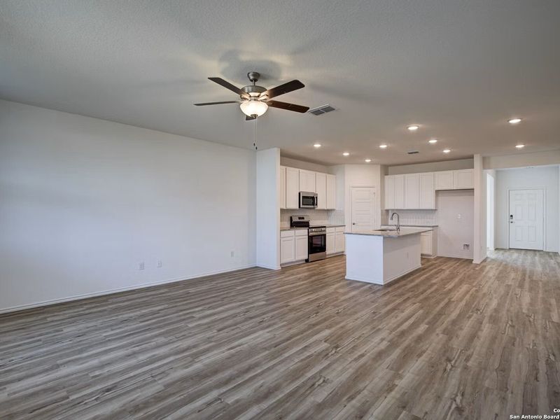 Spacious, unfurnished interior of a new home in Hannah Heights, Seguin (Image 16).