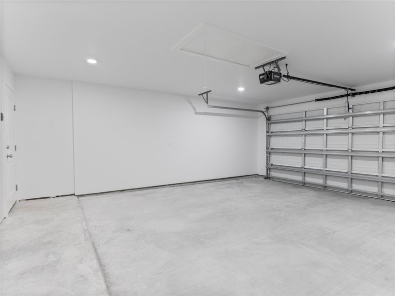 Spacious, unfurnished interior of a new home in , Palacios (Image 13).