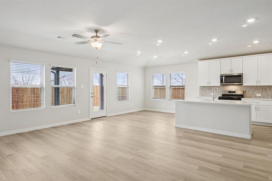 Photo is not of the actual home, but is an inspirational photo of builder’s model home and may depict options, furnishings, and/or decorator features that are not included. Photo is not of the actual home, but is an inspirational photo of builder’s model home and may depict options, furnishings, and/or decorator features that are not included.