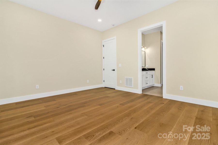 Spacious, unfurnished interior of a new home in , Fairview (Image 37).