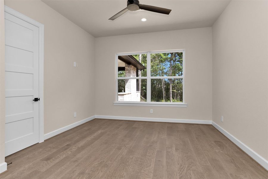 A full secondary guest suite islocated downstairs featuring aprivate bedroom and en-suitebath.