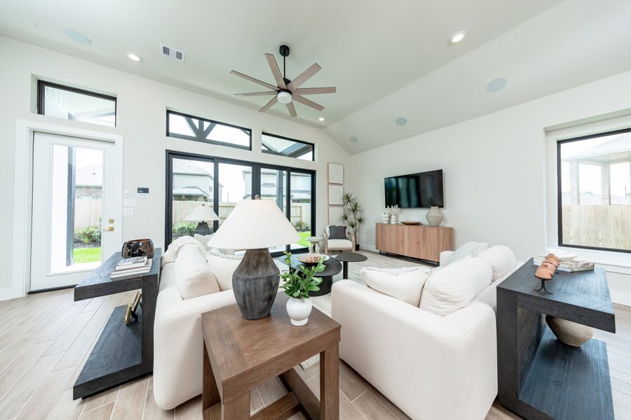 Representative furnished interior of a home built from the Crockett by Beazer Homes in Ellwood, Iowa Colony (Image 12).