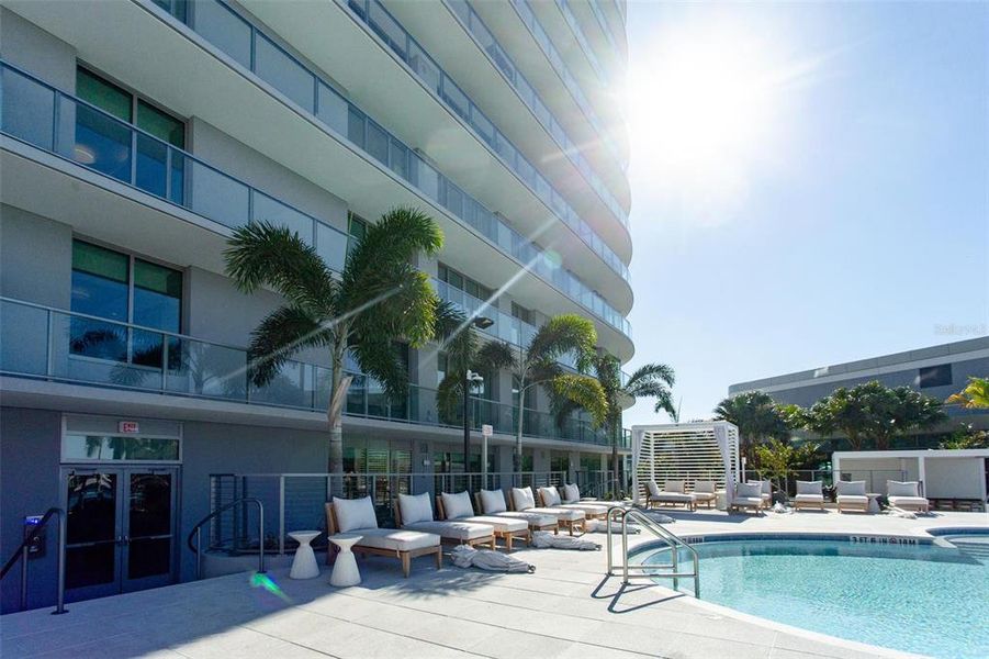 Condo located in St. Petersburg, FL showcasing its design and architecture (Image 4).