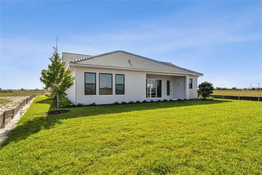 Exterior details and patio area of a home in Palmera Wellen Park - Classic Series, Venice (Image 25).