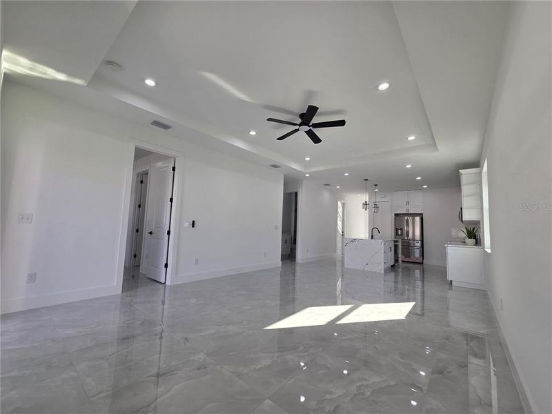 Spacious, unfurnished interior of a new home in , Tampa (Image 15).