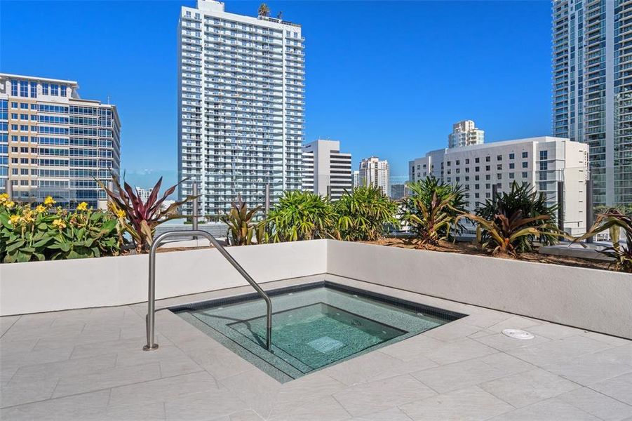 Condo located in St. Petersburg, FL showcasing its design and architecture (Image 27).