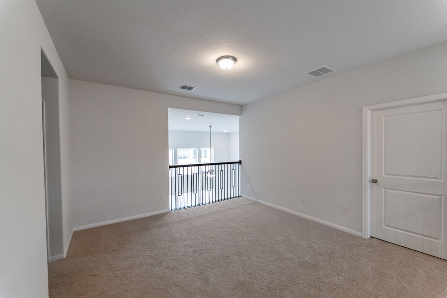 Spacious, unfurnished interior of a new home in Sunfield, Buda (Image 16).