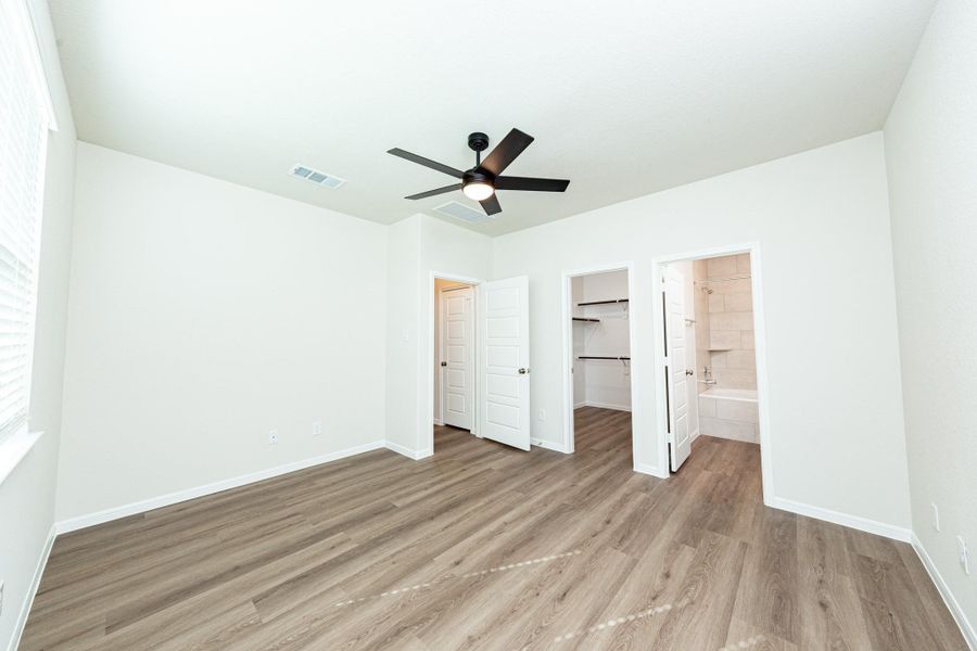 Spacious, unfurnished interior of a new home in Bammel Oaks, Houston (Image 19). Spacious, unfurnished interior of a new home in Bammel Oaks, Houston (Image 19).