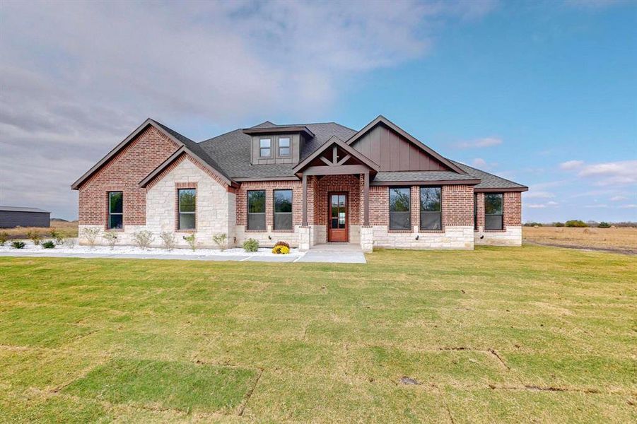 Craftsman-style house featuring a front yard