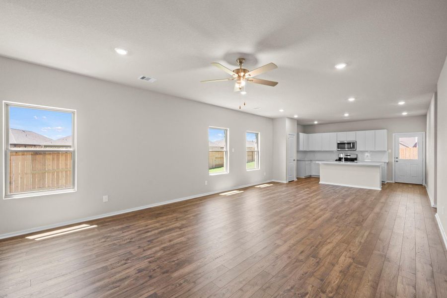 Spacious, unfurnished interior of a new home in Creekhaven, Rosharon (Image 18).