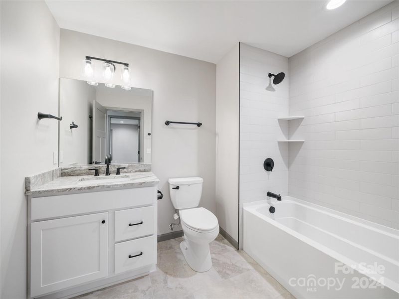 Shared Guest Bath with Bathtube Shared Guest Bath with Bathtube