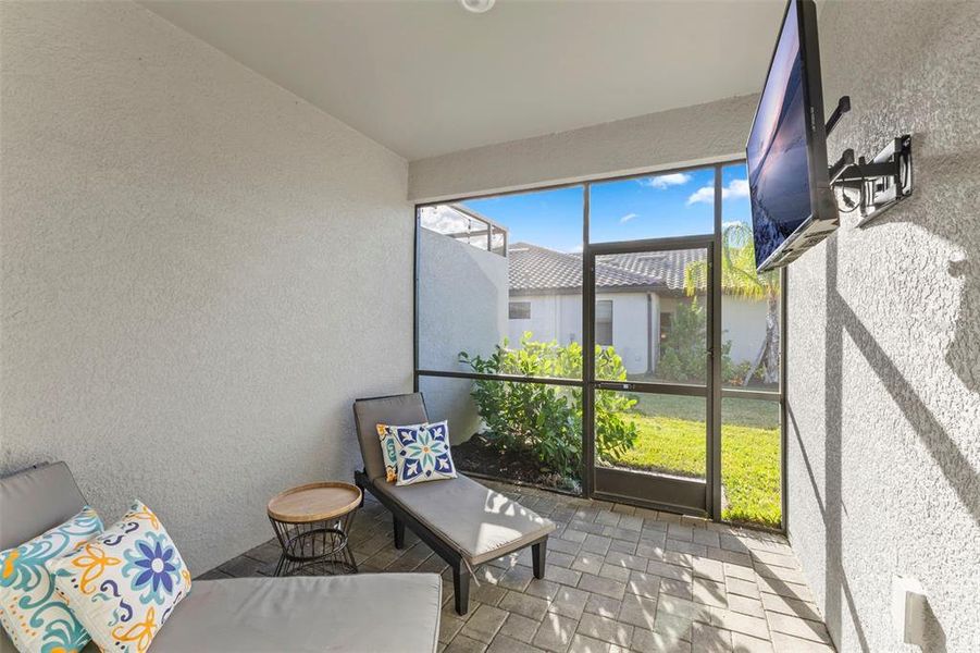 Exterior details and patio area of a home in , Bradenton (Image 3).