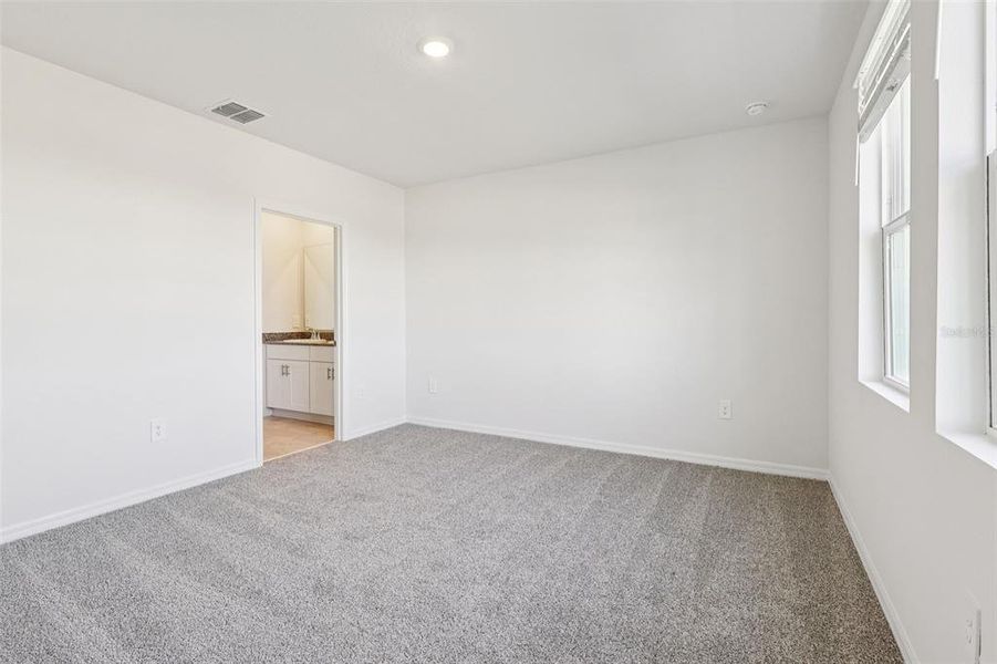 Spacious, unfurnished interior of a new home in , Lake Alfred (Image 27).