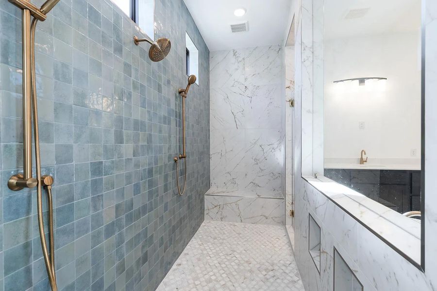 Lynmar II E Primary bath