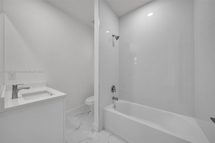 Spacious, unfurnished interior of a new home in , Lehigh Acres (Image 20).