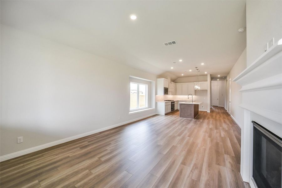 Spacious, unfurnished interior of a new home in Sienna 40', Missouri City (Image 23).