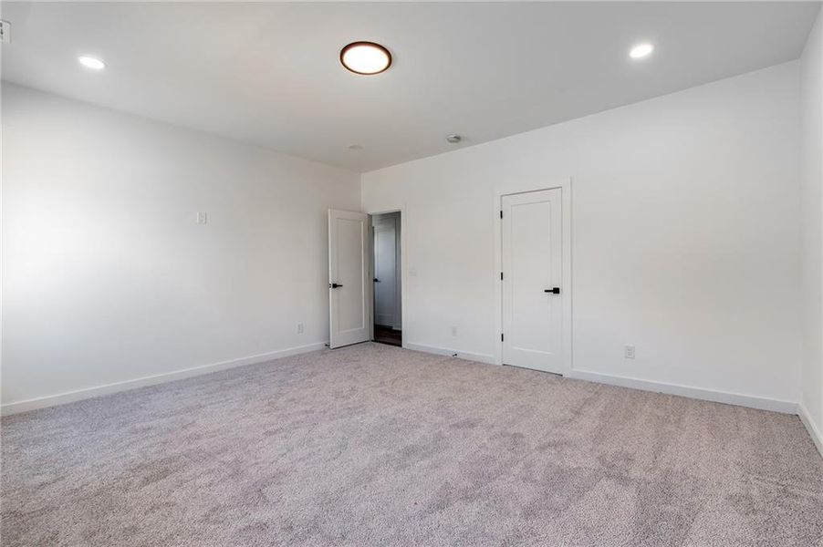 Spacious, unfurnished interior of a new home in , Gainesville (Image 31).