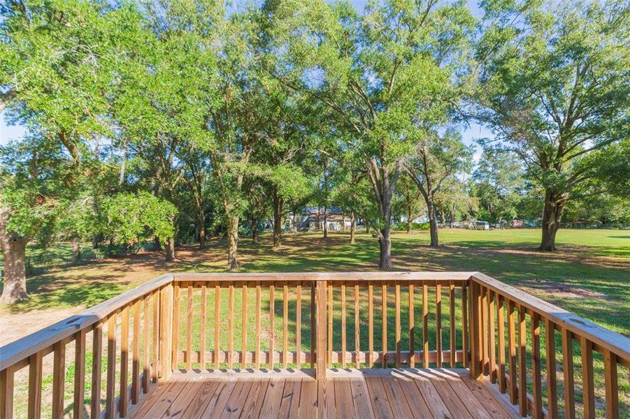 Exterior details and patio area of a home in , Dade City (Image 4).