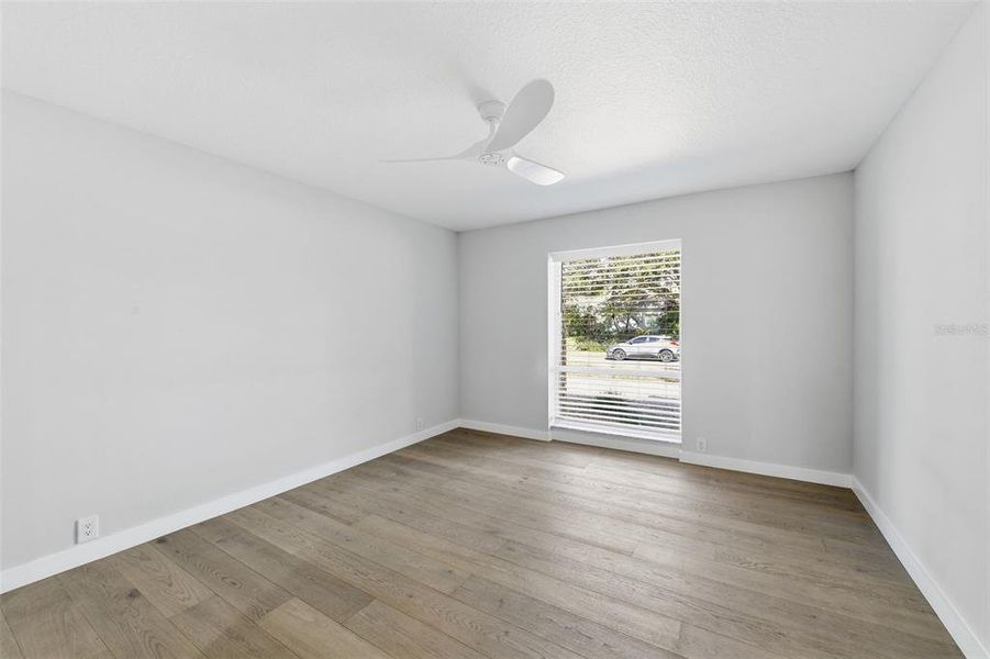 Spacious, unfurnished interior of a new home in , Sarasota (Image 22).