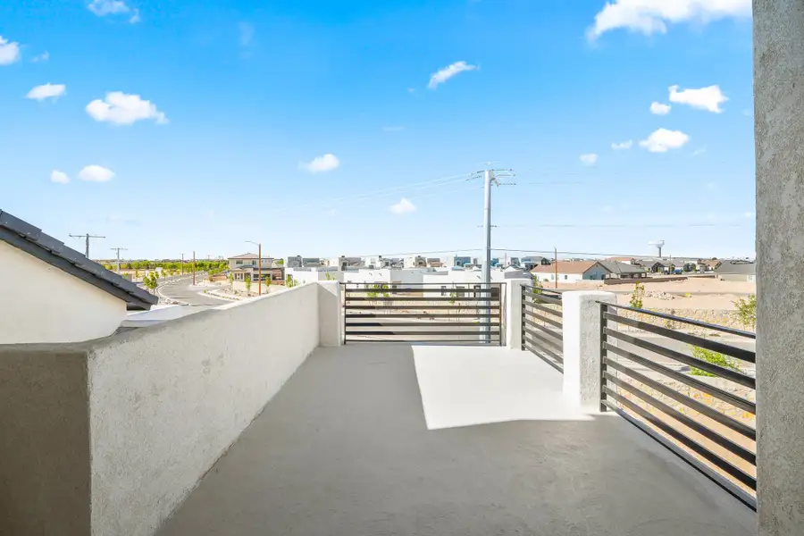 Exterior details and patio area of a home in Verdancia, El Paso (Image 3).