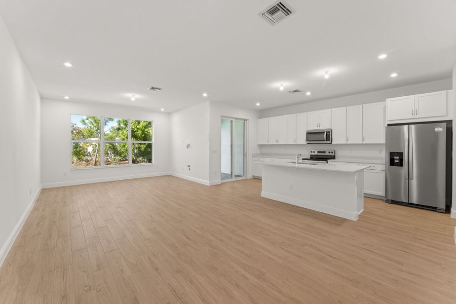 Spacious, unfurnished interior of a new home in Avila, Jensen Beach (Image 6).