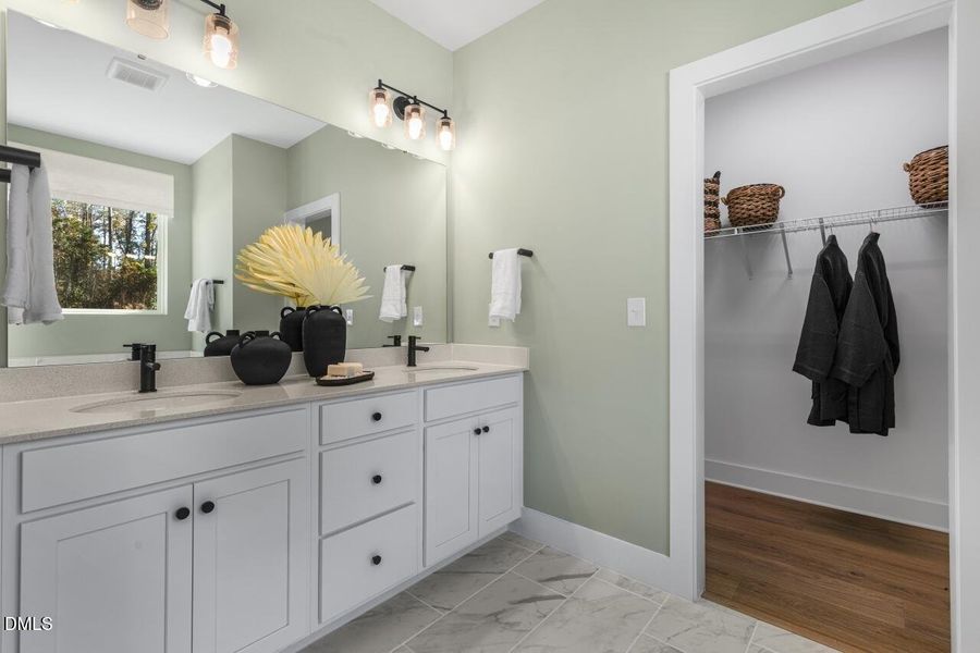 RDU_Stonebarrow_Glades_Lot10_Ownersbath2