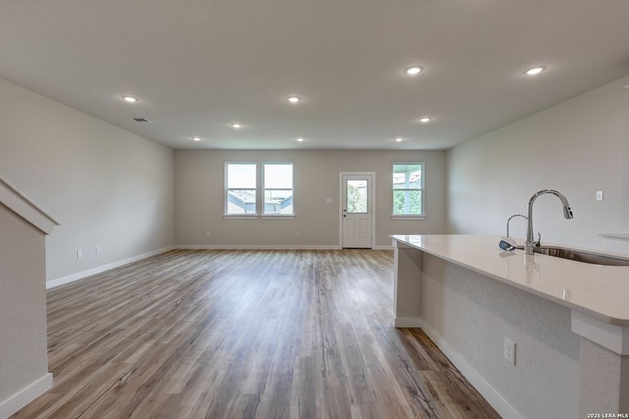 Spacious, unfurnished interior of a new home in Cinco Lakes, San Antonio (Image 26).