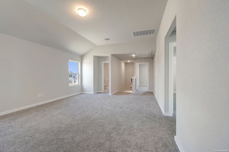 Spacious, unfurnished interior of a new home in Winding Brook, San Antonio (Image 34).