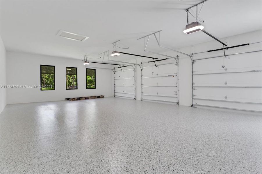 Spacious, unfurnished interior of a new home in , Naples (Image 23).