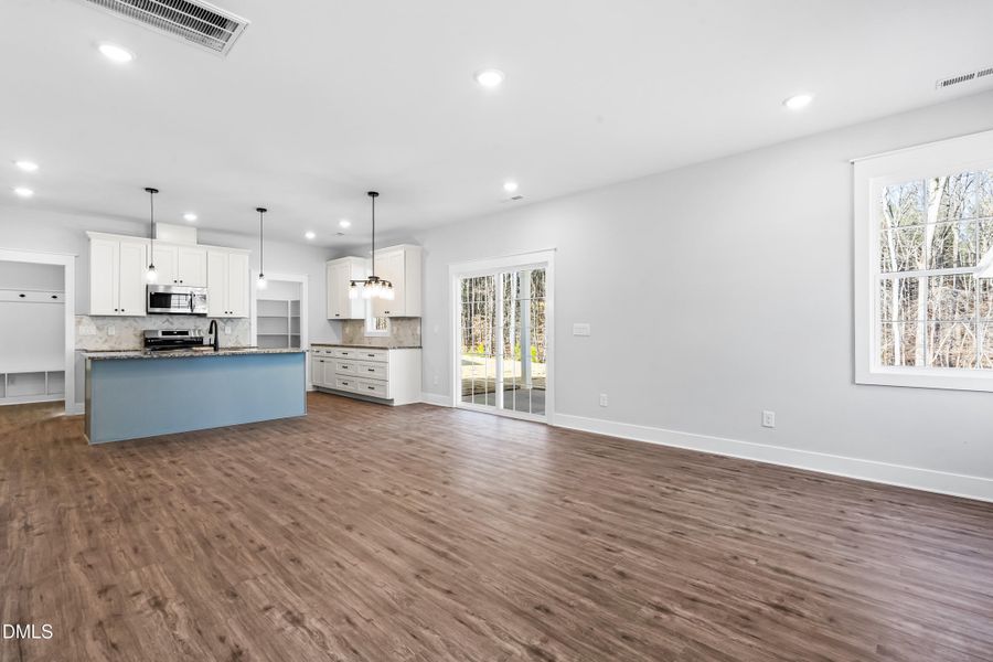 Kitchen - From Entry Hall - DSC04565