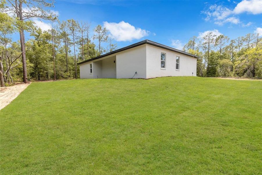 Exterior details and patio area of a home in , Dunnellon (Image 3).