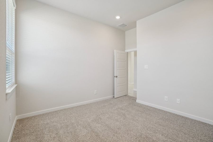 Spacious, unfurnished interior of a new home in Meyer Ranch, New Braunfels (Image 34).