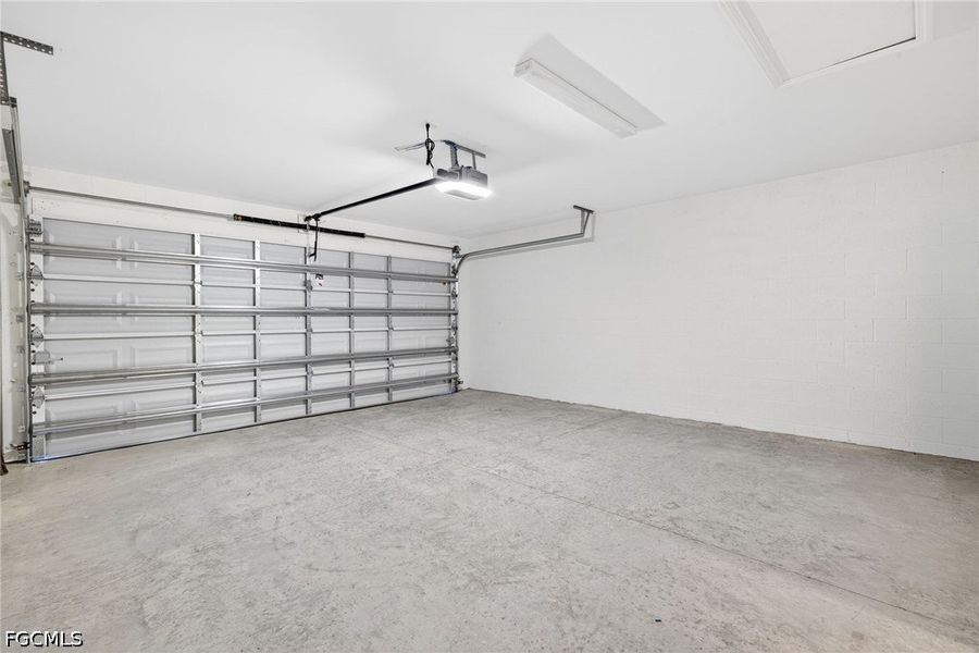 Spacious, unfurnished interior of a new home in Cape Coral, Cape Coral (Image 20).