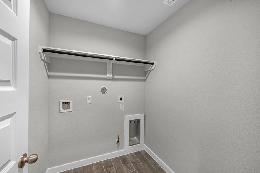 Spacious, unfurnished interior of a new home in Huntington Place, Rosharon (Image 11).