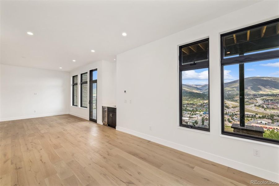 Spacious, unfurnished interior of a new home in , Silverthorne (Image 26).
