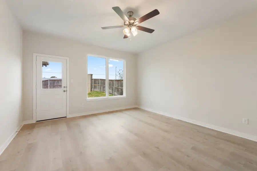 Spacious, unfurnished interior of a new home in South Fork, Waco (Image 7). Spacious, unfurnished interior of a new home in South Fork, Waco (Image 7).