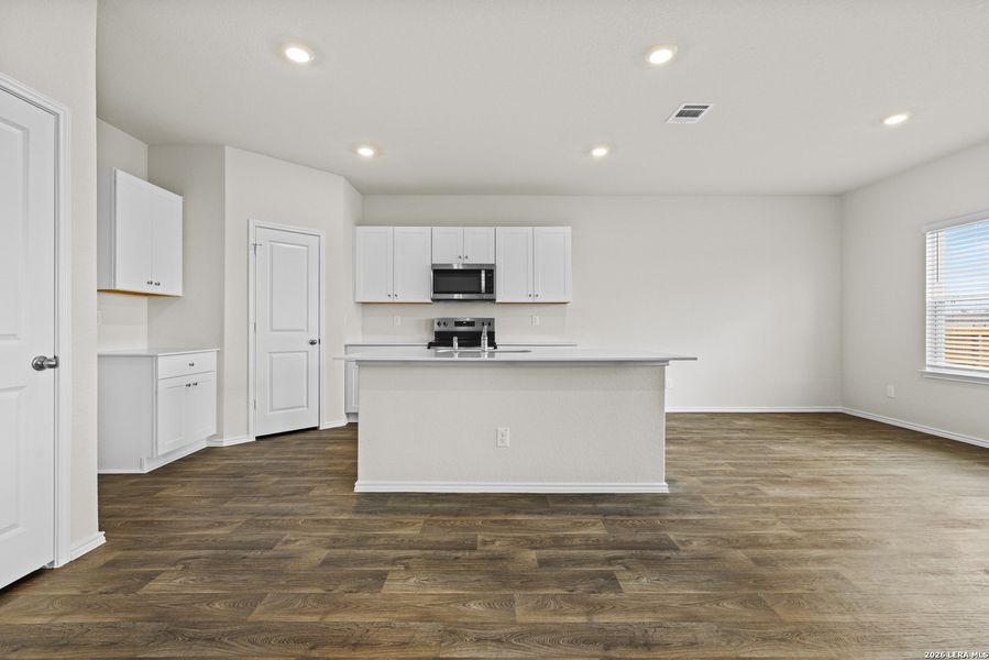 Spacious, unfurnished interior of a new home in Winding Creek, New Braunfels (Image 26). Spacious, unfurnished interior of a new home in Winding Creek, New Braunfels (Image 26).