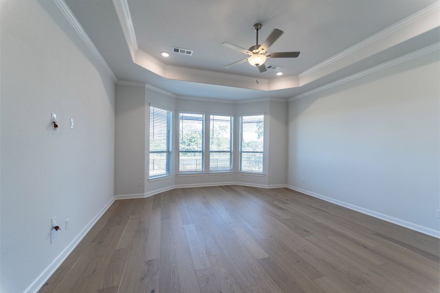 Spacious, unfurnished interior of a new home in Heath Golf & Yacht Club, Heath (Image 17).