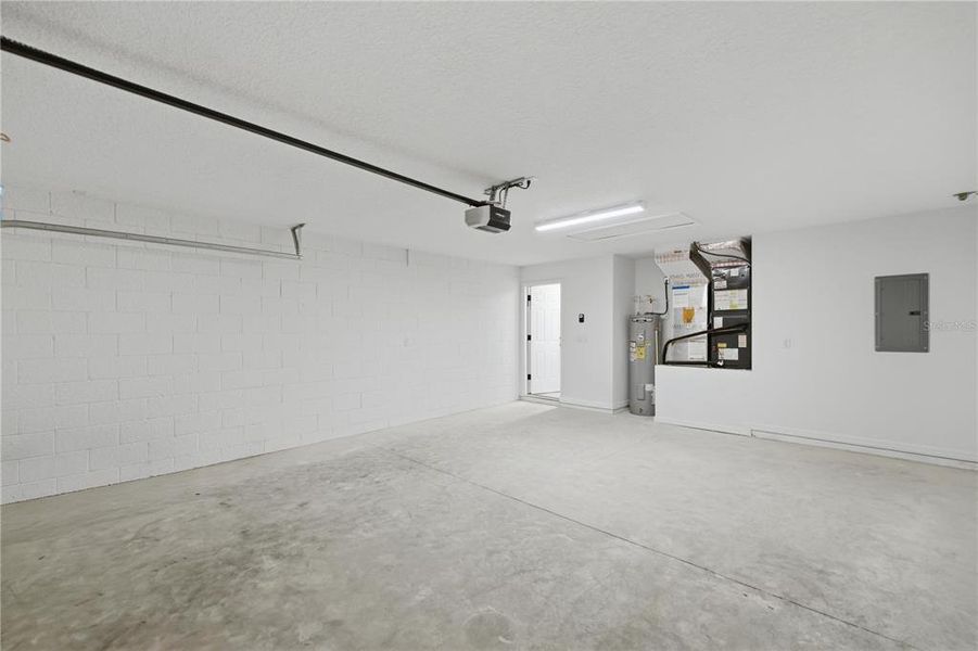 Spacious, unfurnished interior of a new home in , Ocala (Image 10).