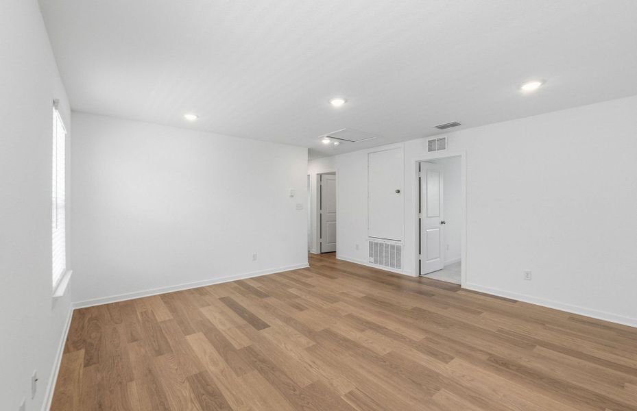 Spacious, unfurnished interior of a new home in Sunfield, Buda (Image 40).