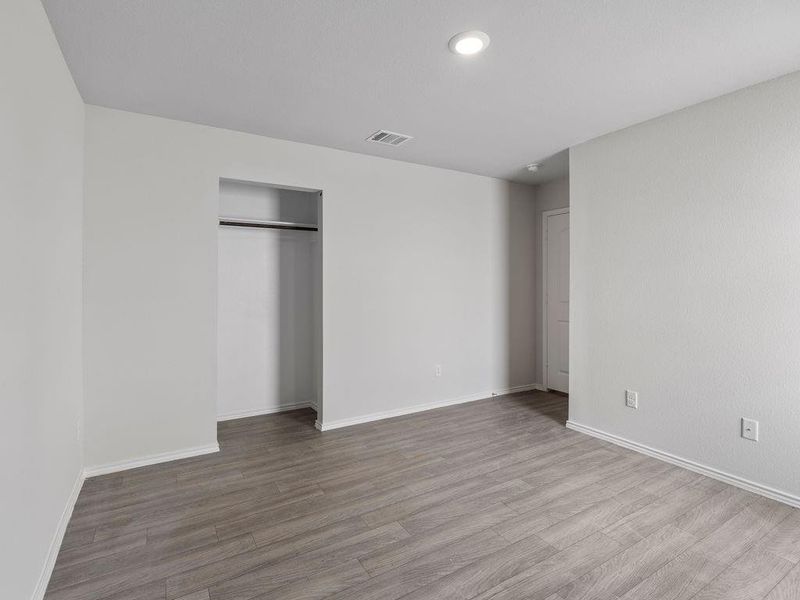 Spacious, unfurnished interior of a new home in , Lufkin (Image 20).