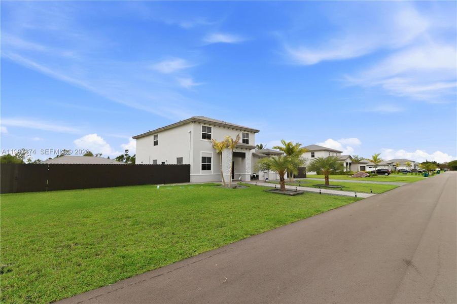 Exterior details and patio area of a home in , Homestead (Image 30).
